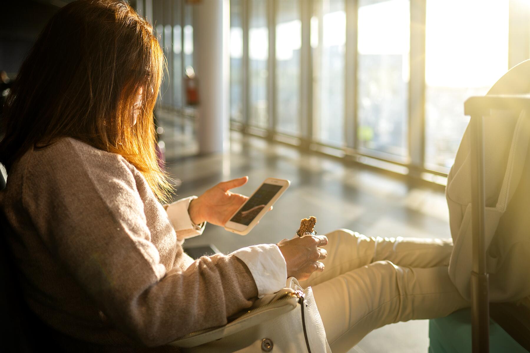 10 Ways to Save Money on Food and Drinks at Airports